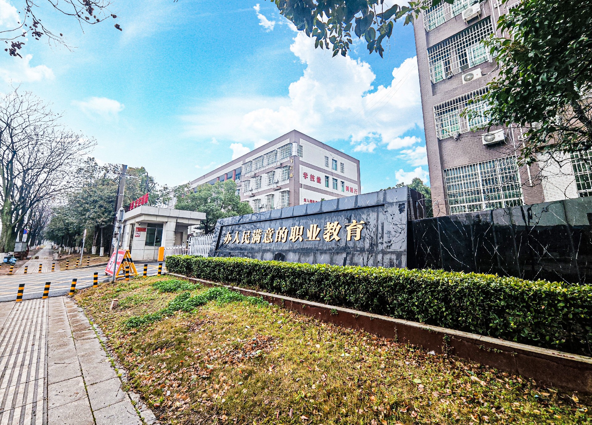 校门口.jpg