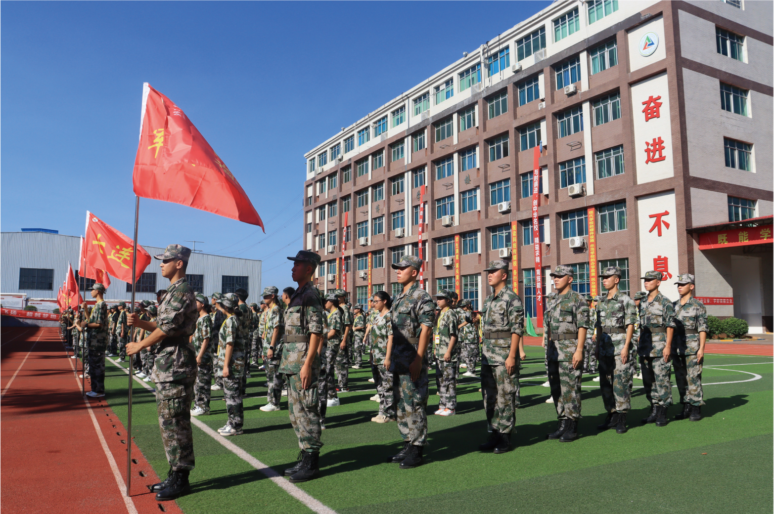 迷彩铸魂砺青春 匠心筑梦启新程 | 长沙科技传媒技工学校军事训练拓展正式开营-长沙科技传媒技工学校 图1